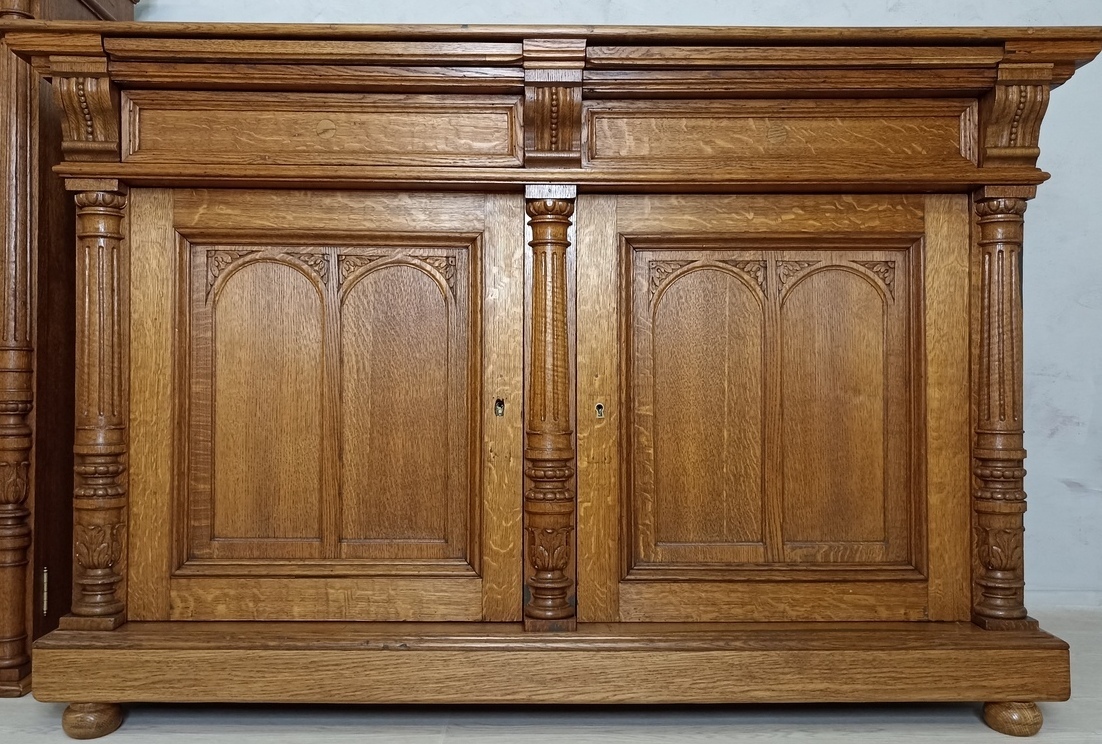 Старинный буфет после реставрации Старинный буфет