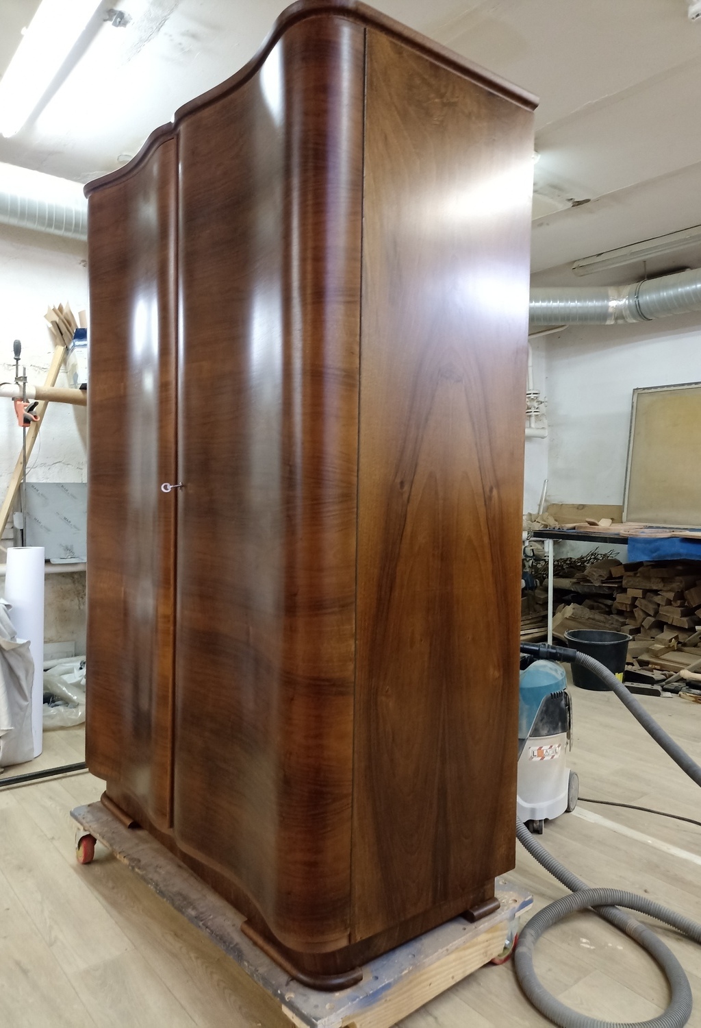 Отреставраированный шкаф. Полная реставарция Реставрация шкафа 60-х годов. Германия