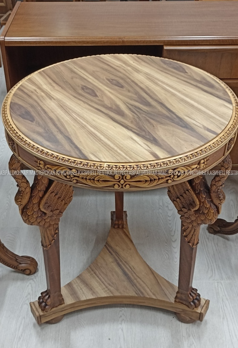 Полная реставрация антикварного столика Старинный антикварный столик с резными ножками в виде лебедей после реставрации