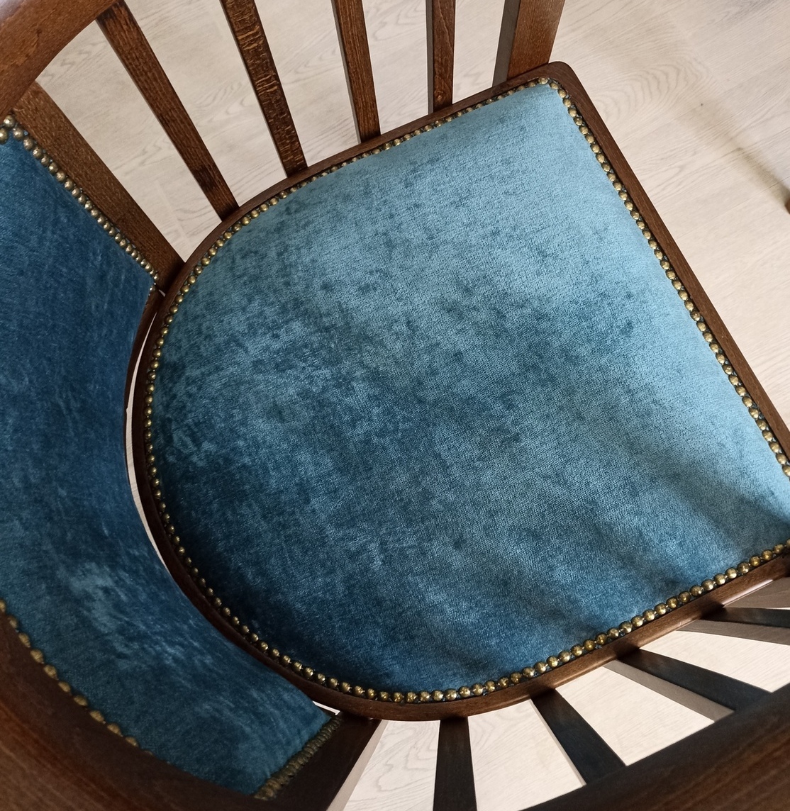 Старинное кресло после реставрации Реставрация кресла в Москве