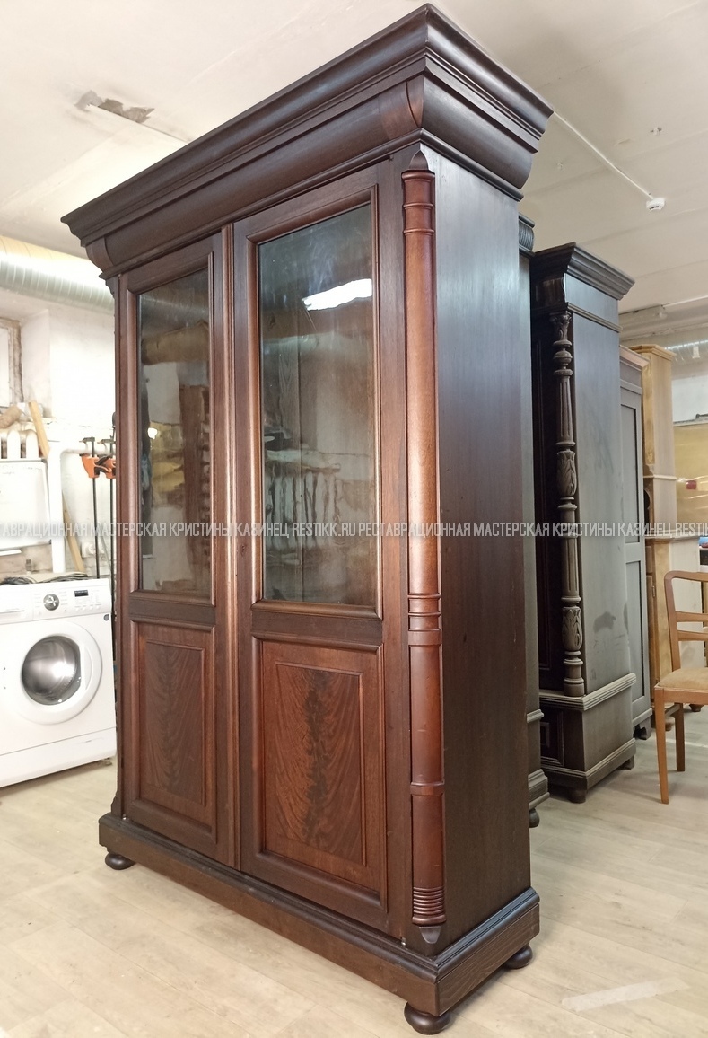 Шкаф в реставарционной мастерской Кристины Казинец Старинный шкаф после полной реставрации
