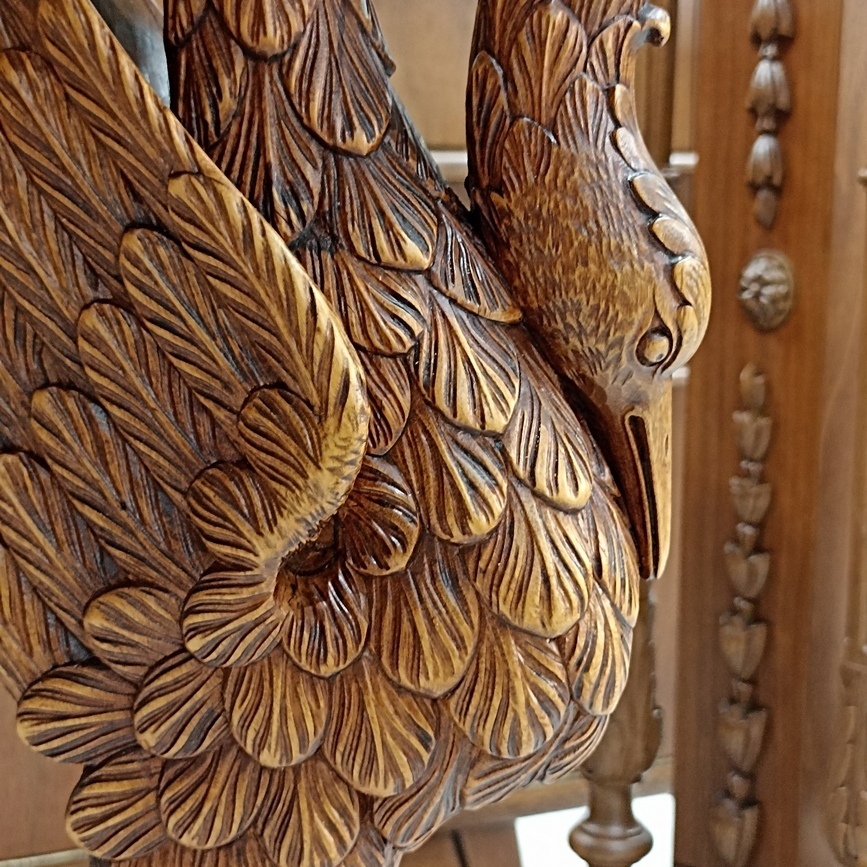 Лебеди из дерева, деревянные лебеди, старинный столик Резные лебеди из массива ореха