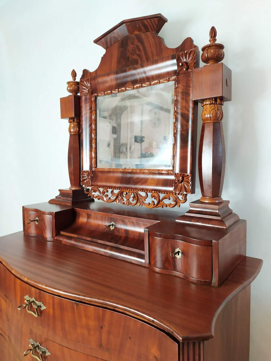 Антикварное трюмо