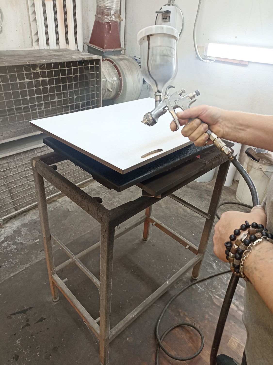 процесс окрашивания деревянных элементов Покрасочная камера